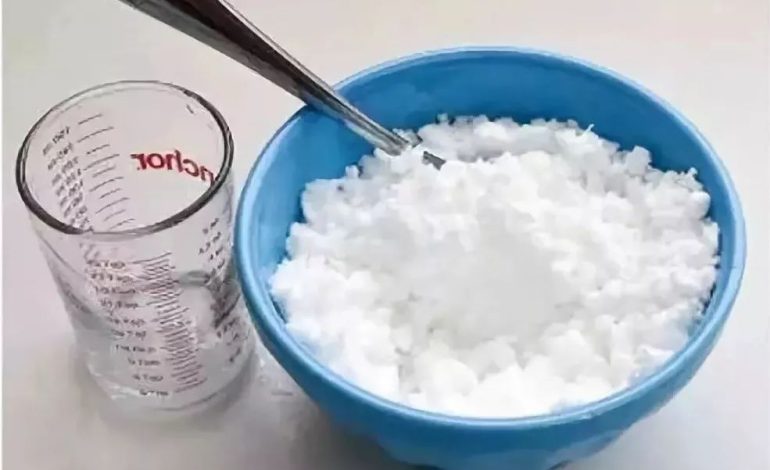 How to clean stains on white clothes?
