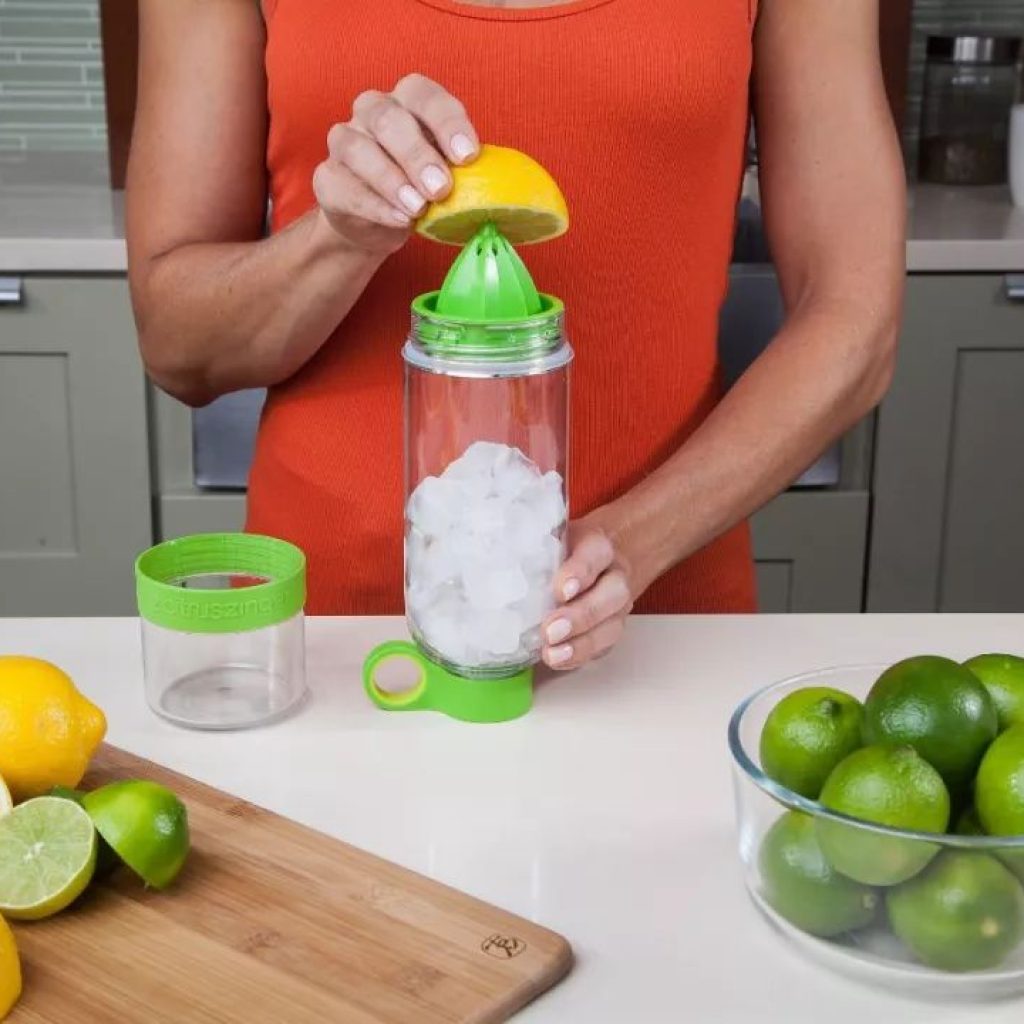 Squeeze lemon juice, apply it to the discolored and yellowed areas, brush with a toothbrush for a few minutes, and after 10 minutes, rinse and dry.