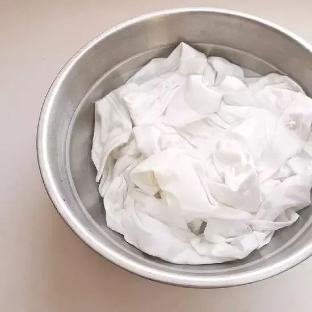 Soak the baking soda in warm water until it dissolves, then soak the clothes in the water for 8 hours, then wash with water, the clothes will be soft and white.
