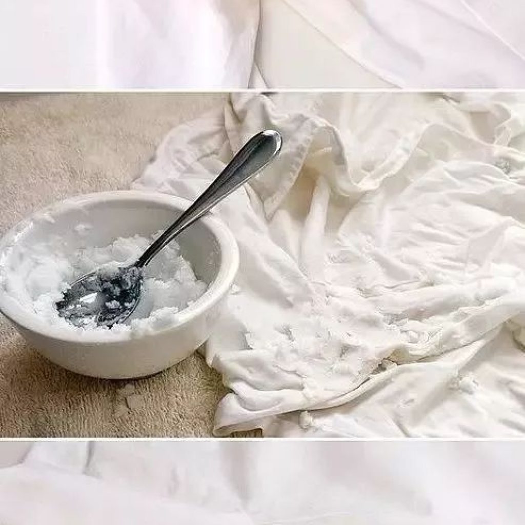 Pour the baking soda into a bowl, add an appropriate amount of water and smash it into a paste, apply it to the yellowed area, and after air-drying, gently brush the yellow marks and it will disappear.