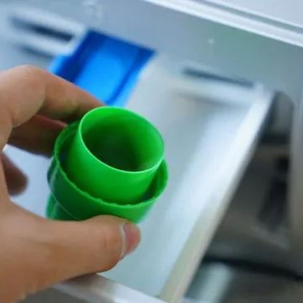If you're washing your clothes in a washing machine, add a little white vinegar to the clothes before you start rinsing, and the white clothes will not turn yellow.