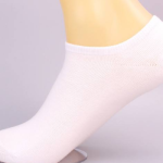 How to wash white socks with color on them？