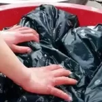 How to Remove Stains From Black Clothes？