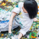 How to get acrylic paint out of clothes？